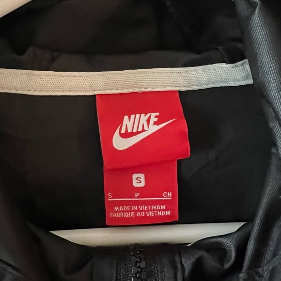 Nike Cropped Wind Breaker - Picture 3 of 3